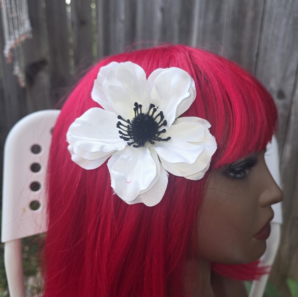 Elegant White Floral Hair Clip